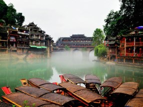 湖北武汉+湖南张家界森林公园天门山（玻璃栈道）+张家界云天渡（玻璃桥）+德夯苗寨+凤凰古城+韶山品质6日游